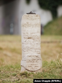 Na moskovskom šetalištu u Budimpešti stoji stilizovani prst sa prstenastim ukrajinskim trozubom, na čijem vrhu se nalazi sićušna skulptura.