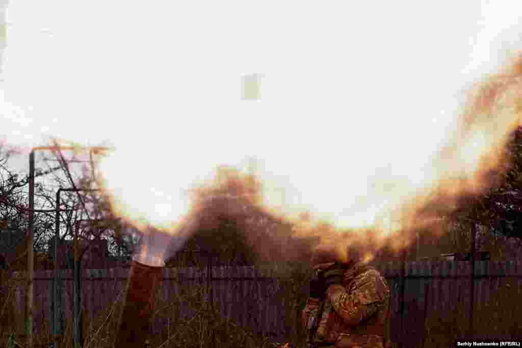 Pripadnik Nacionalne garde Ukrajine puca iz minobacača na ruske trupe.