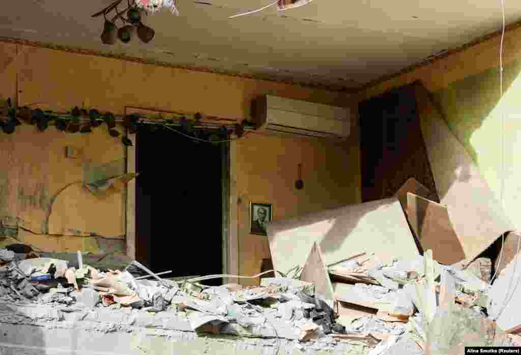 За словами місцевого чиновника, 82-річна жінка і 56-річний чоловік були поранені в результаті обстрілу, ще одна 50-річна жінка була госпіталізована після поранення, отриманого під час влучення російської ракети в іншій частині Селидового.