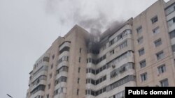 Өрт чыккан көп кабаттуу үй.