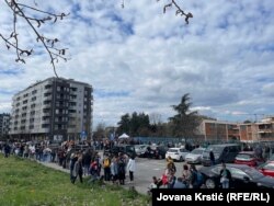 Ruski državljani pristižu na glasačko mjesto u Beogradu