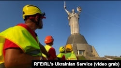La mai bine de 17 luni de la invadarea Ucrainei de către Rusia, simbolul Uniunii Sovietice a fost înlocuit cu stema naţională pe monumentul uriaş al Patriei Mamei din Kiev.