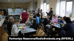 Переселенка з Херсонщини проводить у Запоріжжі заняття з арт-терапії для інших внутрішньо переміщених осіб (ілюстраційне фото)