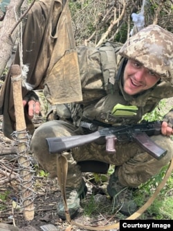 Командир відділення 35-ї ОБрМП В'ячеслав «Бандит» Імангулов з дубинкою, знайденою у російських військових з «Шторм Z». Морпіх загинув під час штурму Старомайорського