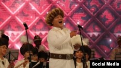 Карамолдо Орозов атындагы эл аспаптар оркестри, опера ырчысы Токтогул Рысалиев.