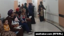 Родители сообщают, что состояние здоровья детей ухудшается после употребления просроченных продуктов питания. Ашхабад (Фото из архива)