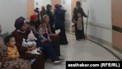 Очередь в поликлинике. Туркменистан (Фото из архива)  