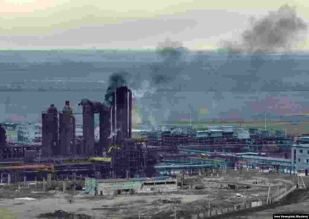 Fabrika e dëmtuar e koksit në Avdivka e fotografuar më 20 shkurt nga një dron i dirigjuar nga një pozicion ukrainas. Instituti për Studime të Luftës parashikoi se kapja e Avdivkas do të nënkuptonte vetëm &quot;fitore të menjëhershme informative dhe politike&quot; për Kremlinin dhe asnjë përparim të rëndësishëm operacional. &quot;Forcat ukrainase kanë fortifikuar prej kohësh shumë nga vendbanimet përreth, të cilat forcat ruse po përpiqen gjithashtu t&#39;i kapin&quot;, shkroi grupi i ekspertëve në një postim më 15 shkurt.