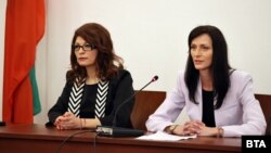 Десислава Атанасова седеше до Мария Габриел, когато тя обяви като свой приоритет оставката на Иван Гешев миналия петък.