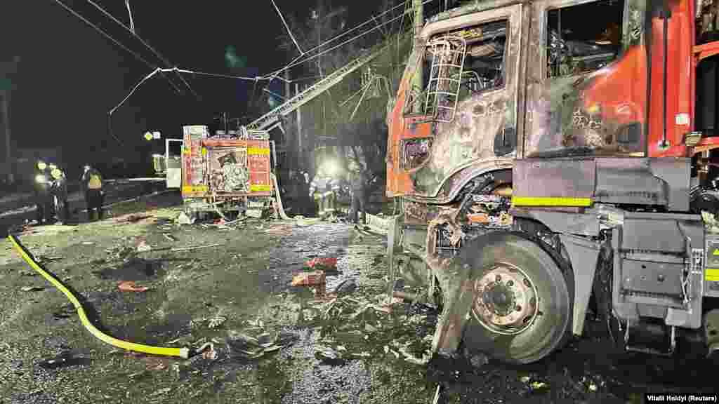 Megrongálódott tűzoltóautók az orosz dróncsapás helyszínén, Harkivban 2024. április 4-én.&nbsp;Lakóépületeket és egy energetikai létesítményt ért több ütemben orosz dróntámadás csütörtökön az ukrajnai városban