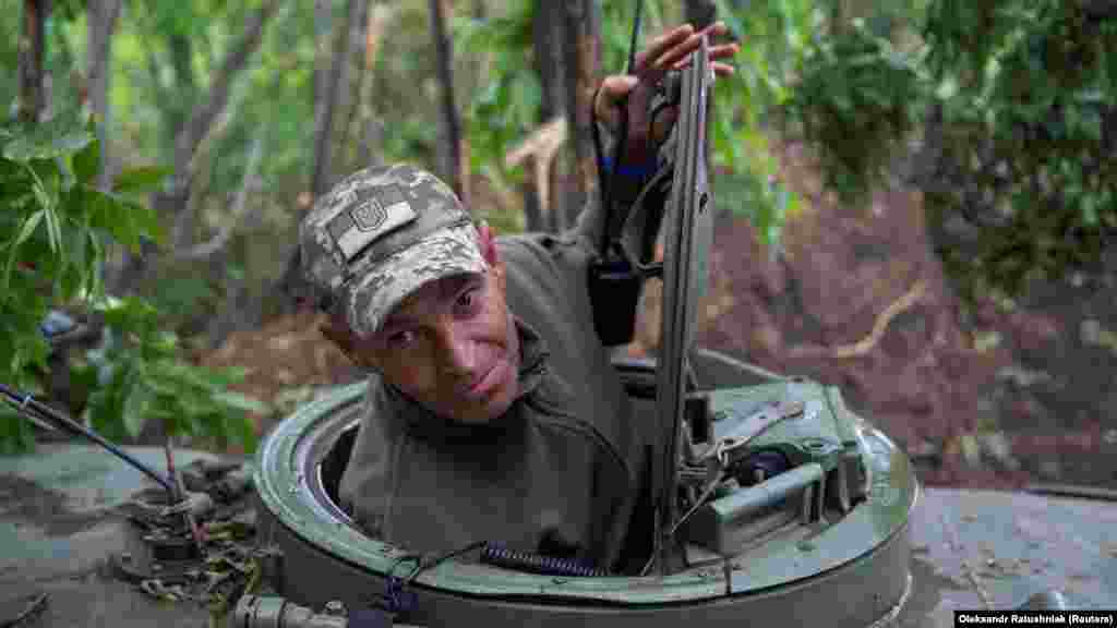 &bdquo;Pot să vă spun că lansăm obuze tot timpul. În fiecare zi, avem trei-patru misiuni, pentru că băieții noștri sunt în ofensivă. Ei încearcă să treacă de apărarea lor. Lucrăm tot timpul&quot;, spune Ihor, care manevrează un obuzier 2S1 Gvozdika.