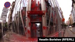 Домът на Европа в София беше нацапан с червена боя по време на проруско шествие на 21 май 2023 г.