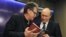 Хуберт Зайпель демонстрирует свою книгу о Путине ее главному герою