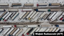 Ovaj snimak iz zraka prikazuje ukrajinske kamione na parkingu pored poljsko-ukrajinskog graničnog prijelaza Korczowa ranije ovog mjeseca.