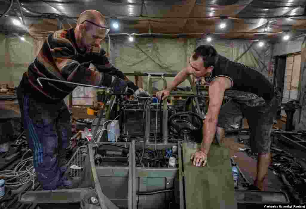 Dmitro (jobbra) és egy másik önkéntes dolgozik egy buggy-n. A gyors szállítójárművek nem rendelkeznek páncélzattal, de a katonáknak szinte akadálytalan tűzteret biztosítanak, és egy pillanat alatt megfordulhatnak, ha sürgős visszavonulásra van szükség. A buggy-kat katonák és lőszerek szállítására is használják, és a sebesült harcosokat is evakuálhatják a frontvonalból &nbsp;