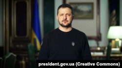«Оборона, посилення нашого захисту – причому як від зовнішньої загрози, так і від внутрішніх загроз. Готуємо наші відповідні кроки. Постійно, незмінно максимум уваги – ситуації на передовій» – Володимир Зеленський 