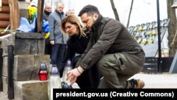 Президентське подружжя біля меморіалу Героям Небесної Сотні, архівне фото