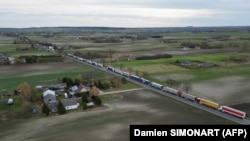 За інформацією прикордонників, нині на трьох пунктах пропуску з польського боку у чергах стоїть понад 3 тисячі вантажівок