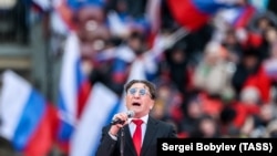 Ruski pevač Grigorij Leps nastupa na skupu "Slava braniteljima naše otadžbine" na stadionu Lužnjiki u Moskvi, 22. februar