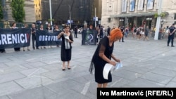 Tokom akcije "Žene u crnom" lepe nalepnice sa porukom "Srebrenica" u centru Beograda, 10. jul 2024.