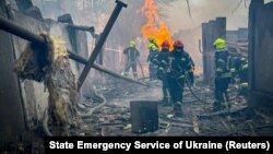 Пожежні працюють на місці російського ракетного удару, Одеса, Україна, 15 березня 2024 року, фото ілюстративне