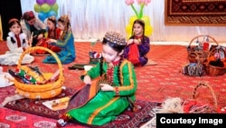Türkmen döwleti çagalara, şol sanda körpelere berk gözegçilik edýär. Çagalar baglaryndaky kiçi körpeler hem döwlet propagandasyny mahabatlandyrýan çärelere gatnaşdyrylýar. 