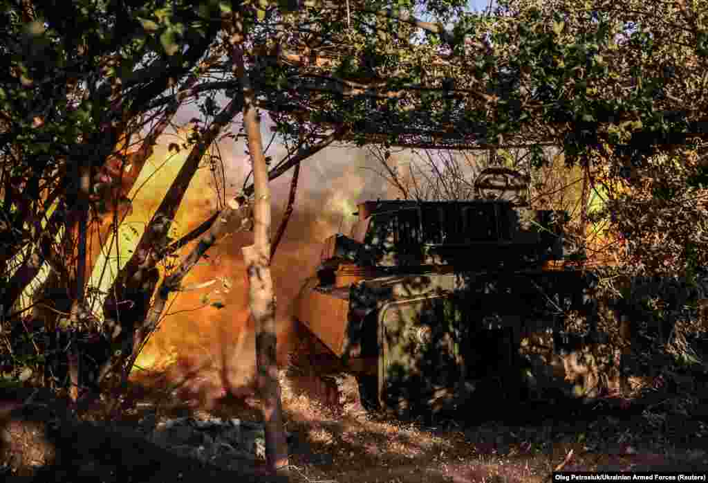 Ushtarët e Brigadës së 24-të të Mekanizuar të Forcave të Armatosura të Ukrainës, duke gjuajtur me një obus vetëlëvizës 2S1 Gvozdika drejt trupave ruse në vijën e frontit, në rajonin e Donjeckut, Ukrainë, 30 qershor 2024.