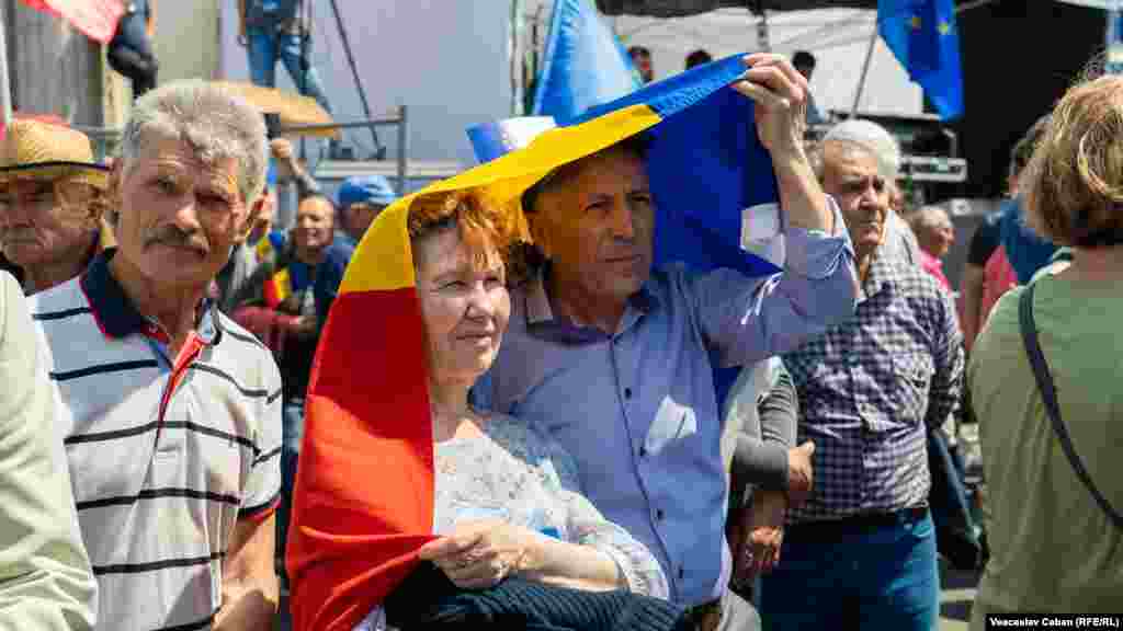 Ljudi su skandirali proevropske i antiratne slogane.