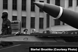 الکساندر لوکاشنکو (وسط) در جشن‌های روز پیروزی در ۹ مه ۱۹۹۵، به مناسبت پیروزی شوروی بر آلمان نازی در سال ۱۹۴۵ دیده می‌شود