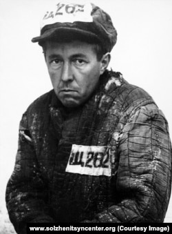 1953 - Alexandr Soljenițîn, prizonier, în Kazahstan. În 1945, scriitorul, care lupta în război, trimisese scrisori codate unui alt soldat. Pasajele critice referitoare la Stalin au fost descifrate. Soljenițîn a fost condamnat la 8 ani de închisoare în lagărele de muncă sovietice.