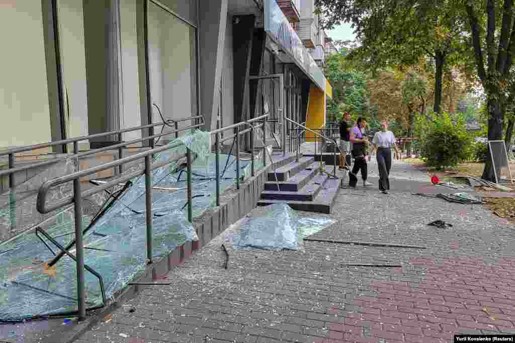 Širom zemlje ukrajinska protuzračna odbrana oborila je 28 ruskih projektila i 15 od 16 dronova lansiranih tokom noći, rekao je vrhovni komandant ukrajinskih oružanih snaga, general Valerij Zalužni. na fotografiji: prizor iz Kijeva nakon novih ruskih napada na ukrajinsku prijestolnicu