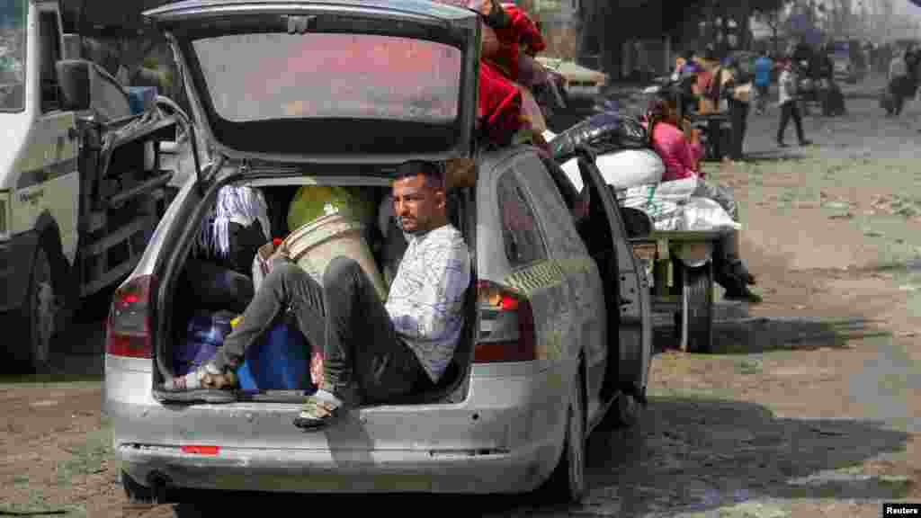 Egy Dzsabaliából kitelepített palesztin férfi Gázavárosban 2024. május 12-én. Az izraeli hadsereg azt mondja, folytatja &bdquo;a terrorista célpontok elleni hadműveleteket&rdquo;&nbsp;a város keleti részén, ahol több mint egymillió ember húzta meg magát