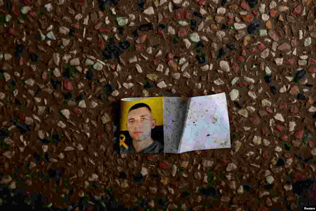 Një tjetër fotografi e një të rrëmbyeri që po mbahet peng nga grupi radikal palestinez, Hamas.