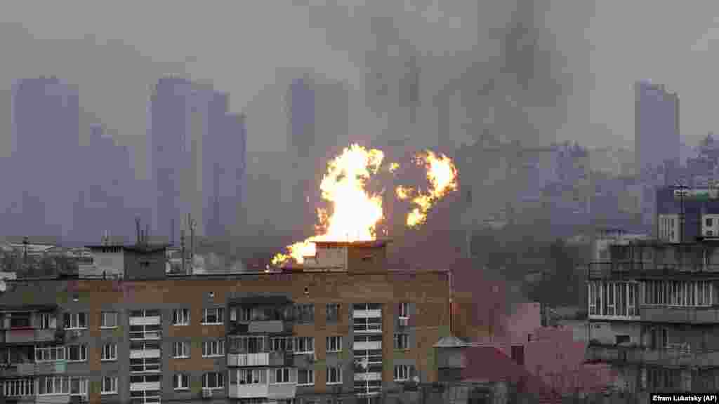 Киевдеги чабуулдан кийин турак үйдүн үстүнөн жалын жана түтүн көтөрүлүп жатат.&nbsp;