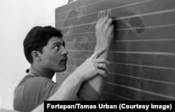 Un deținut de la Aszod este învățat să scrie, 1975.