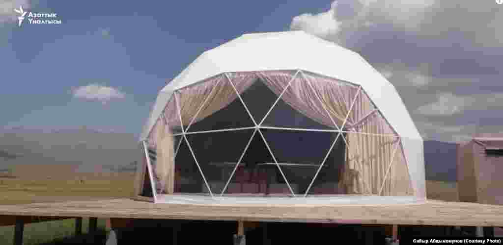 Глэмпинг - туристтерди тейлей турган эң зарыл шарттары бар жай