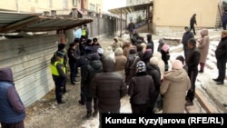 Милиция не пускает граждан в здание, в котором они проживают. 2 марта 2024 года. 