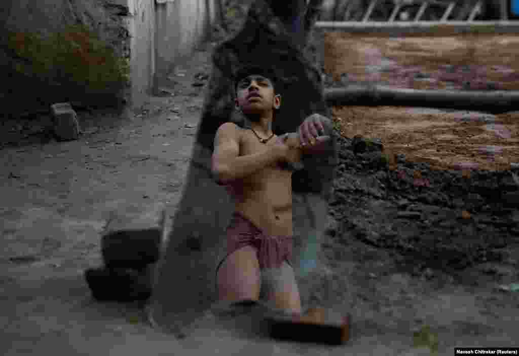 Odraz tradicionalnog rvača u ogledalu dok se zagreva za redovne vežbe u Lahoru, Pakistan.