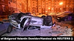 Оштетени автомобили во дворот на станбена зграда по, како што велат локалните власти, украинскиот напад во градот Белгород на 5 јануари 2023 година.