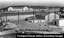 Activitate fizică în curtea penitenciarului Sopronkohida, vestul Ungariei, 1985.