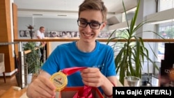 Andrej Drobnjaković pokazuje medalje koje je osvojio, 20.6.2024.