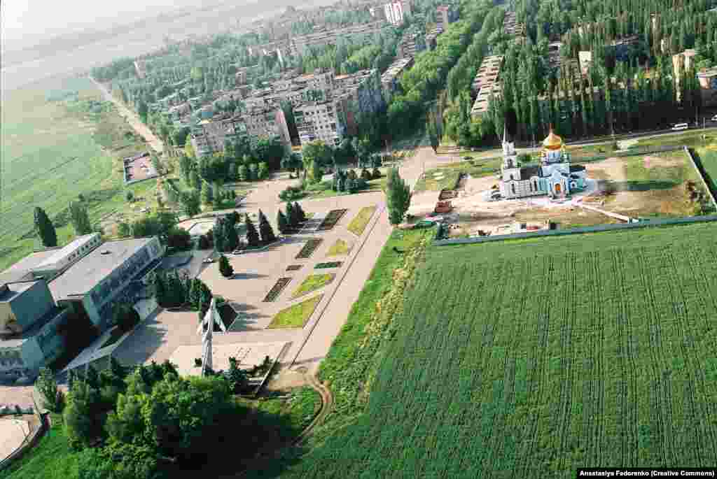 Një foto nga arkivi e kishës së Shën Maria Magdalenës (djathtas), derisa ishte duke u ndërtuar në qershorin e vitit 2007. Avdivka ishte shtëpi e rreth 31.000 njerëzve në fillim të vitit 2022, pavarësisht se ishte pranë vijës së parë të konfliktit shumëvjeçar mes separatistëve të mbështetur nga Rusia dhe forcave ukrainase, i cili i parapriu pushtimit rus në shkallë të plotë.