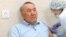 Бұрынғы президент Нұрсұлтан Назарбаев коронавирусқа қарсы вакцина салғызып жатыр. Маусым, 2021 жыл. Сурет Nazarbayev.kz сайтынан алынған. 