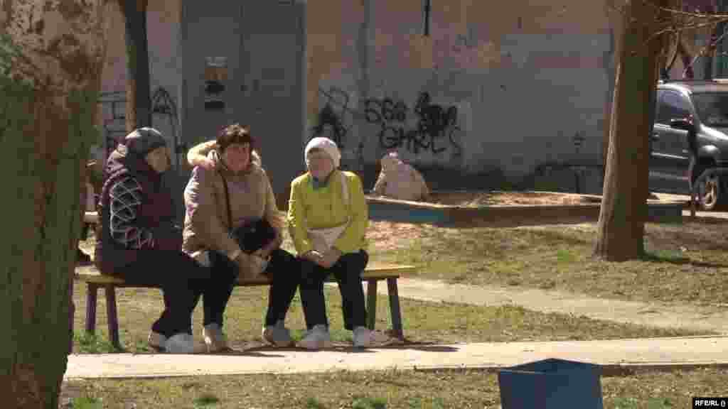 Stanovnici Harkiva, grada na sjeveroistoku Ukrajine, uživaju u suncu u trenucima ratnog zatišja, 1. aprila. Grad je žarište intenzivnog ruskog bombardiranja.