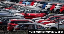 Майданчик нових автомобілів біля технічного центру «Кунцево» в Москві, Росія, 9 червня 2022 року
