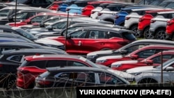 “Мы сожалеем о введении этих мер, но активно готовимся к ним", — заявил представитель Еврокомиссии Олоф Гилл, которого цитирует Reuters