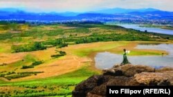 Панорамна гледка от Чит кая (в превод от местен турски диалект Плетената скала) край село Лисичците, община Кърджали. Снимка от изложбата "Паметта на скалите" на Иво Филипов.