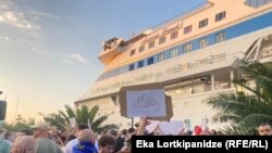 Батуми портунда токтогон круиз кемесинин алдында өткөн нааразылык акциясы. 27-июль, 2023-жыл. 