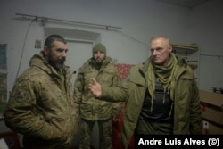 Ігор підтирмує себе палицею після того, як отримав поранення в боях за Роботине