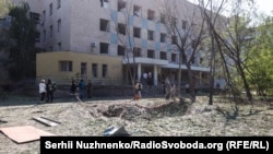 Будівля поліклініки в Деснянському районі Києва, пошкоджена під час російського удару по столиці України в ніч на 1 червня, внаслідок якого загинули три людини